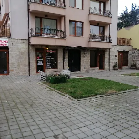 Апартамент С Две Спални В Центъра На Варна/Two Bedroom Apartment In Varna Center *